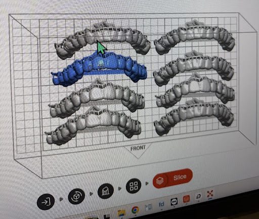 Digital 3D printing layout for multiple clear aligner arches